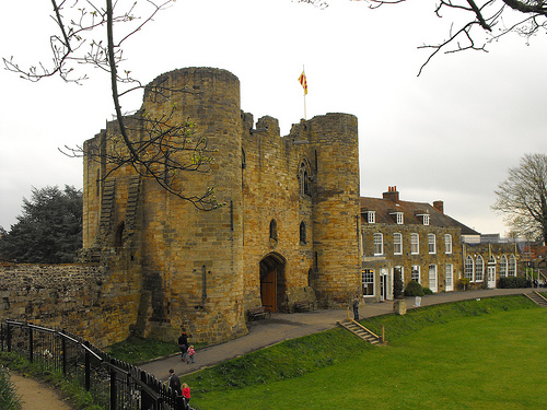 Tonbridge Castle courtyard